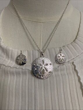Sanddollar necklace and matching earrings